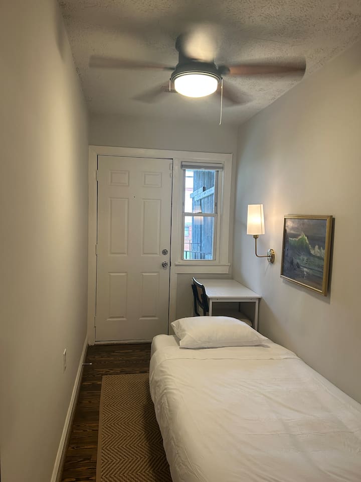 Capitol Retreat | Cozy Twin Room + Private Patio - Washington, D.C.