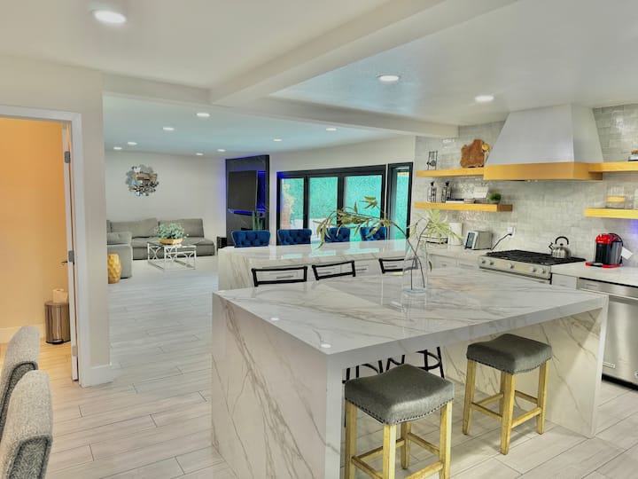 Modern 4b3b Home W Parking In Quiet Neighborhood - Santa Ana, CA