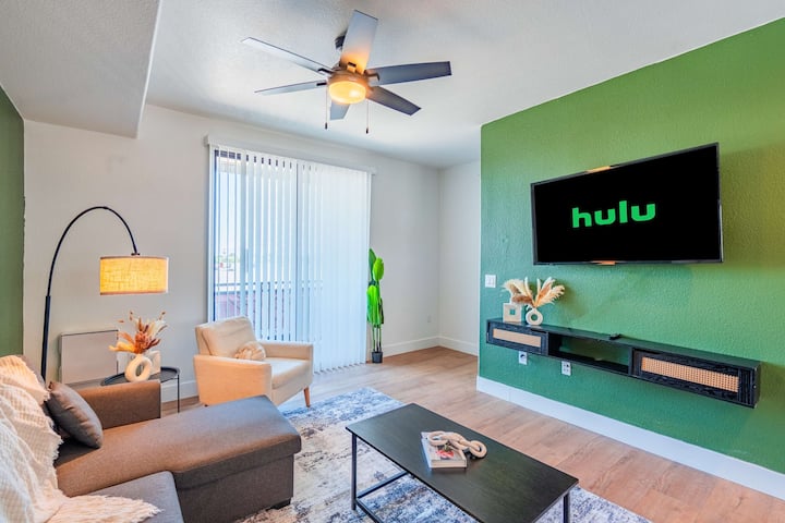 Modern Westgate Condo  Pool Gym Parking Wd - Glendale, AZ