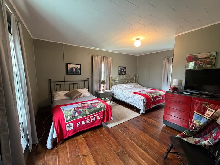Chambre à l'étage avec climatiseur de fenêtre.