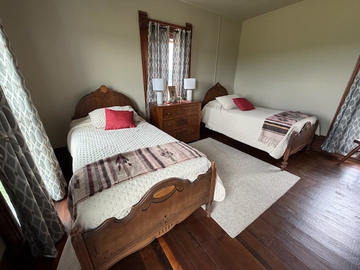 Chambre à l'étage avec climatiseur de fenêtre.