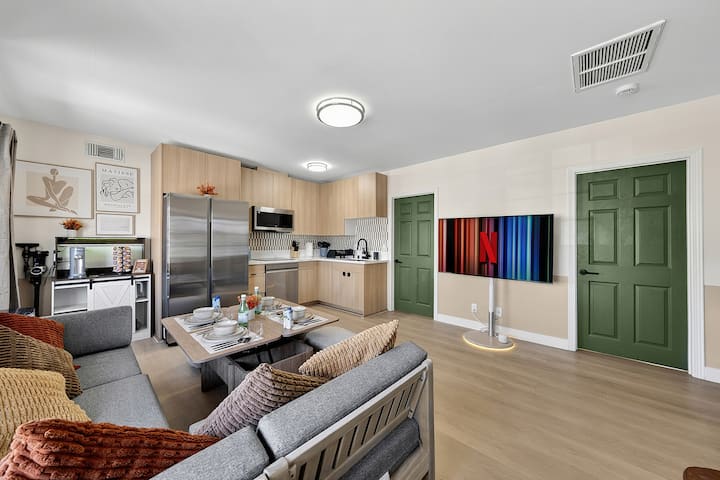 Ktown 2q+1t Stay W/ Compact Parking - Hollywood, CA