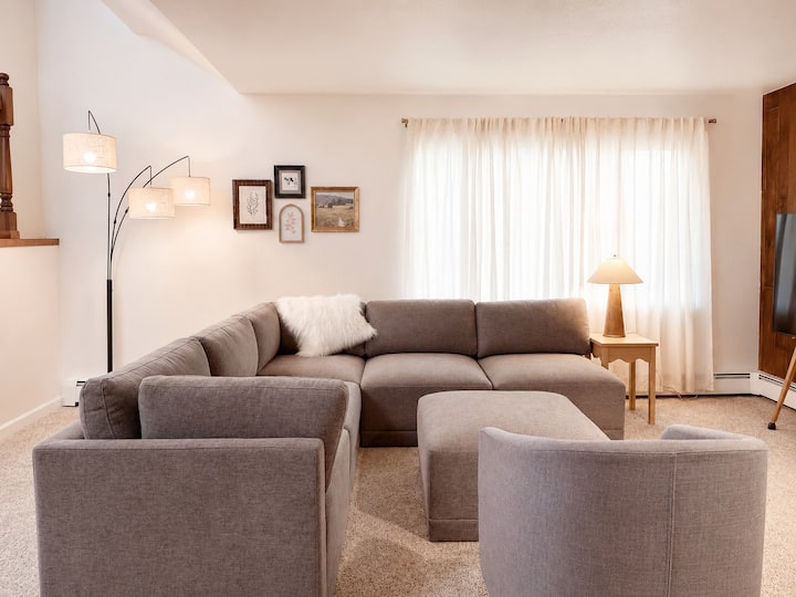 5 Mins To Airport | Rustic & Premium 3b3btownhome - Anchorage, AK