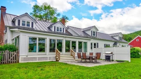 the Willow suite, Peaceful River Views at the Farm