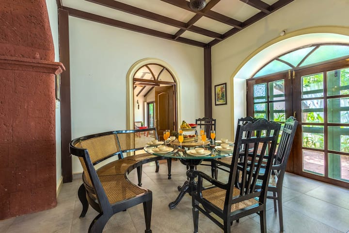 Dining area image 1