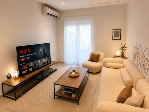 Popular Airbnb listing: 5 Minutes to the Beach | Stylish & Cozy Apartment in Φρεαττύδα