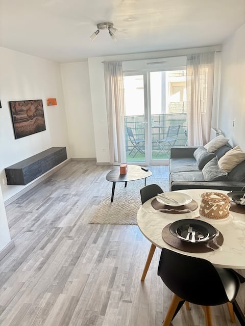 Successful Airbnb property: Bright cozy space on the outskirts of Paris in Créteil