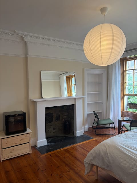 Top Airbnb: Cosy Private En-suite | Walk to Edinburgh Old Town in Southside & Newington