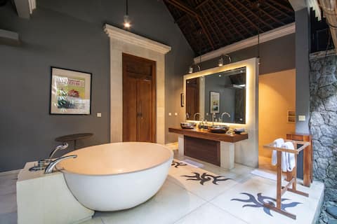 Villa Hansa 5 BR private pool villa in Batu Bolong · Canggu, Bali — photo 12
