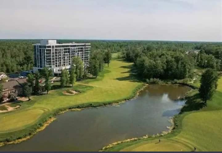 Condo On Golf Course In Niagara Falls - Niagara Falls