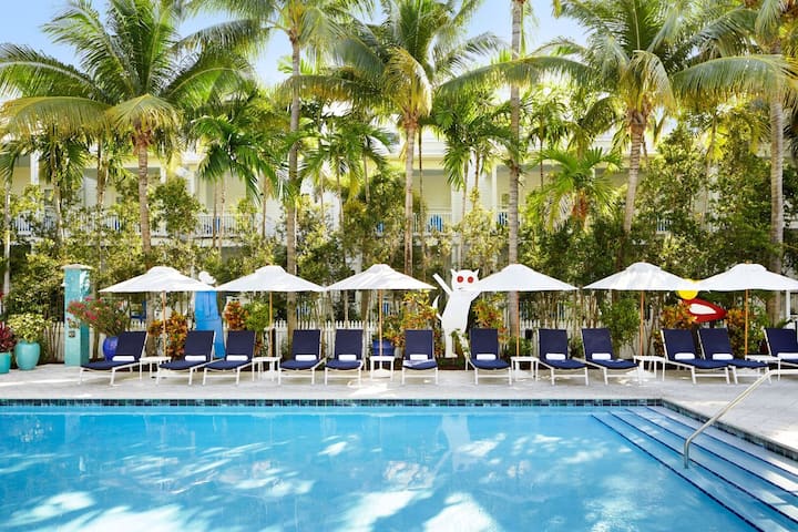 Stylish Beach Retreat | Pool Access | Pets Welcome - Key West