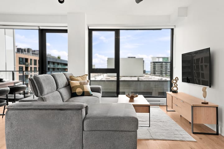 Warm & Stylish 2br | Montreal Getaway | Sleeps 6 - Lasalle