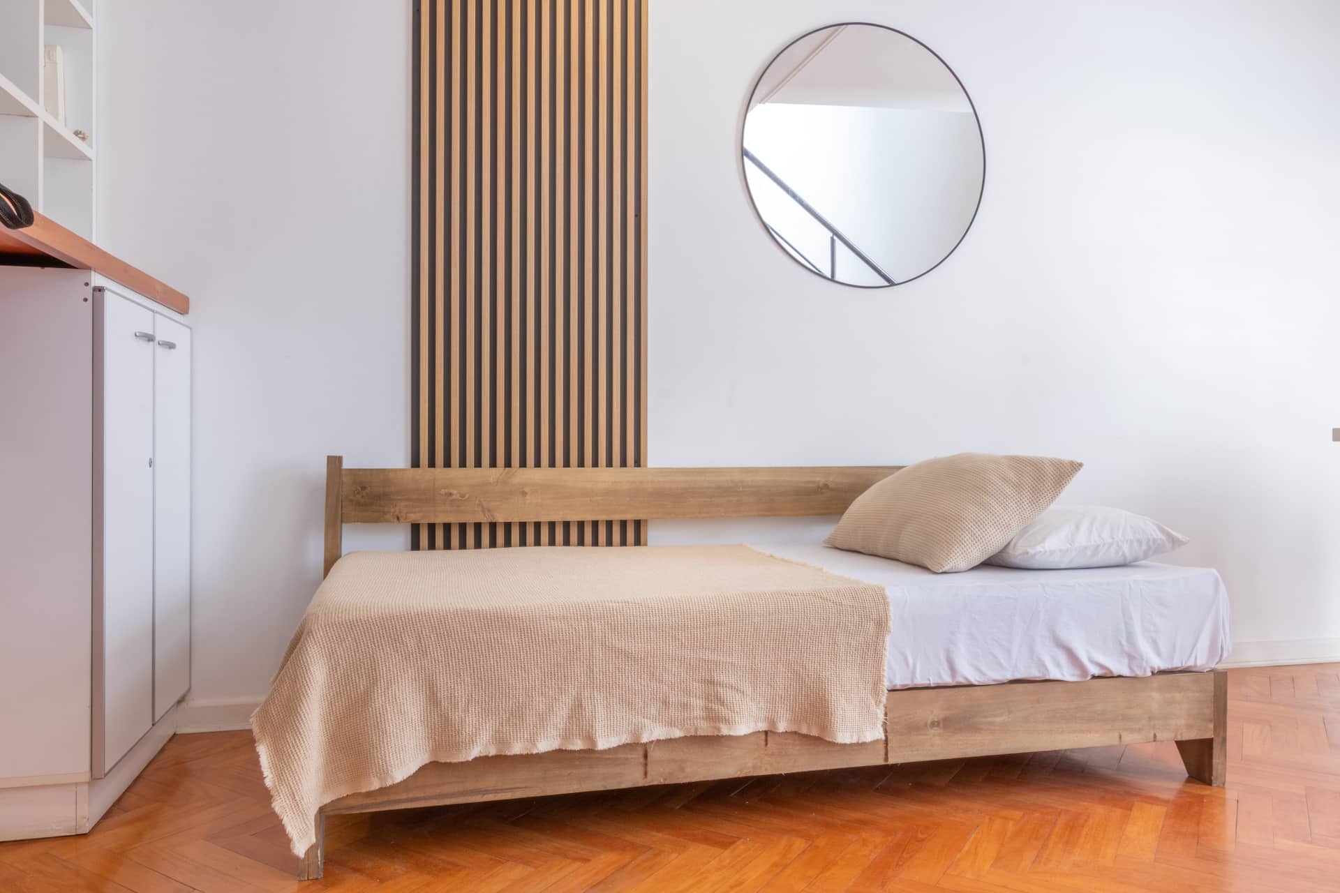 Loft com varanda e cama de casal