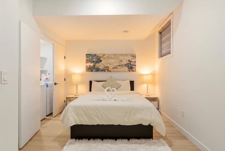 Entire Unit King Bed + Sofa Couch  7 Mins To D.t - Calgary