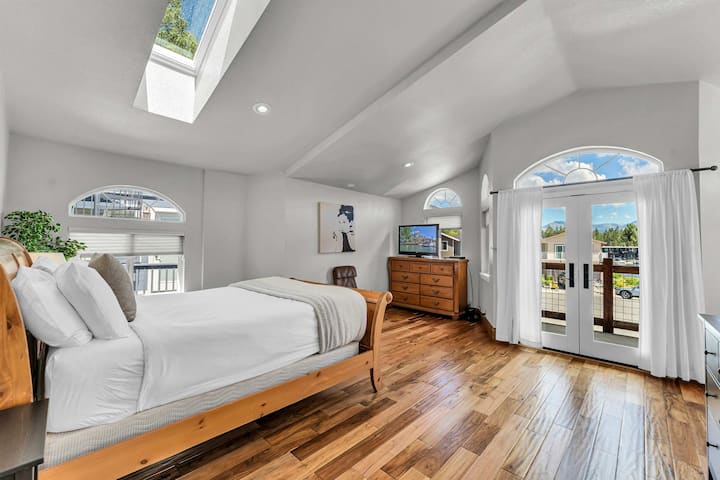Recámara 1: piso superior. Cama tamaño queen, cama individual con cama nido y acceso a la terraza privada