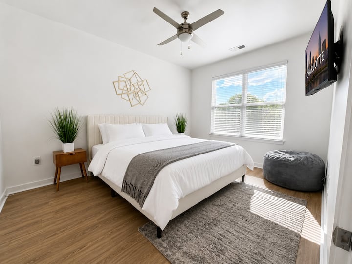 Stylish 2br Charlotte Stay | Pool, Gym & Bbq - Charlotte, NC