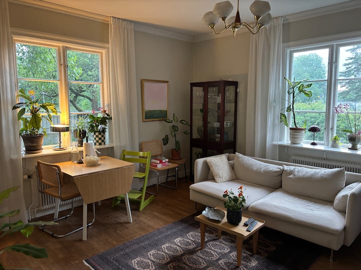 Ljus Lägenhet Med Fin Trädgård - Stockholm