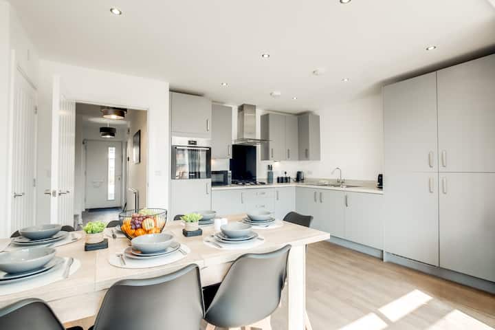 Modern|sleeps8|4bdr|parking|workers & Family Stays - Cotswolds