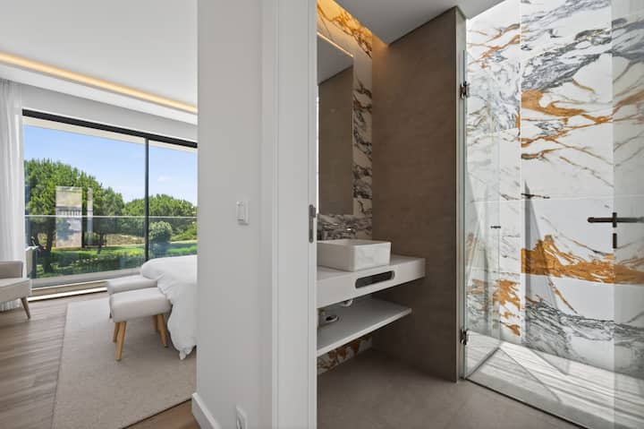 Chambre avec configuration de lit flexible — Villa Shakira, villa de vacances en bord de mer à 170 m de la plage de Tróia, péninsule de Tróia