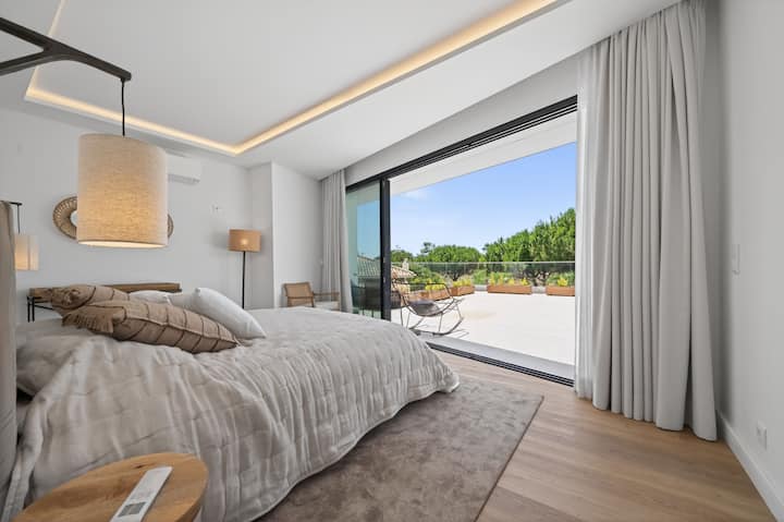 Piscine au crépuscule — Villa Shakira, villa de vacances en bord de mer à 170 m de la plage de Tróia, péninsule de Tróia