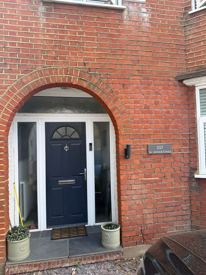 217 Station Road, Addlestone - 沃金