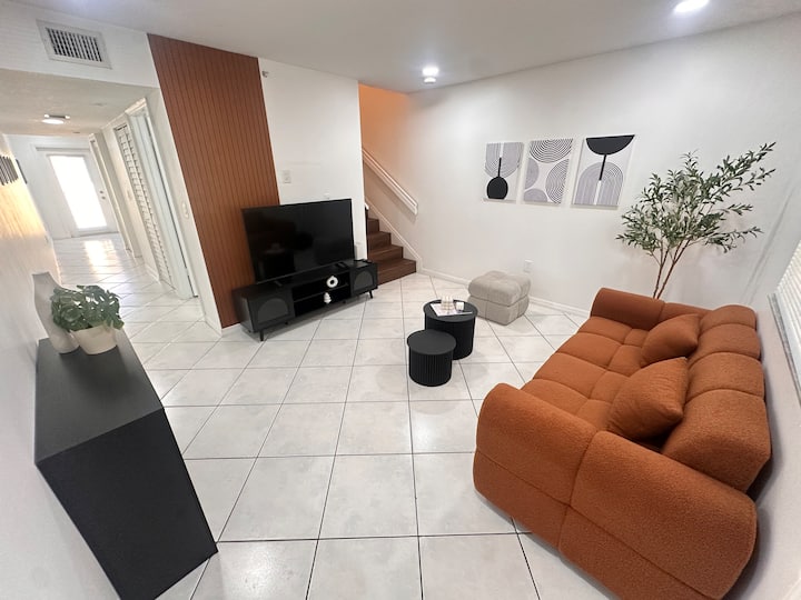 Modern Miami 2br | Pool  Parking  Fast Wifi - Kendall, FL