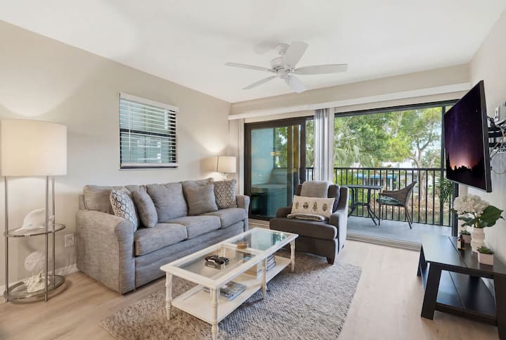 H-245 - Second Floor With Lake View -Sleeps 6 - Naples, FL