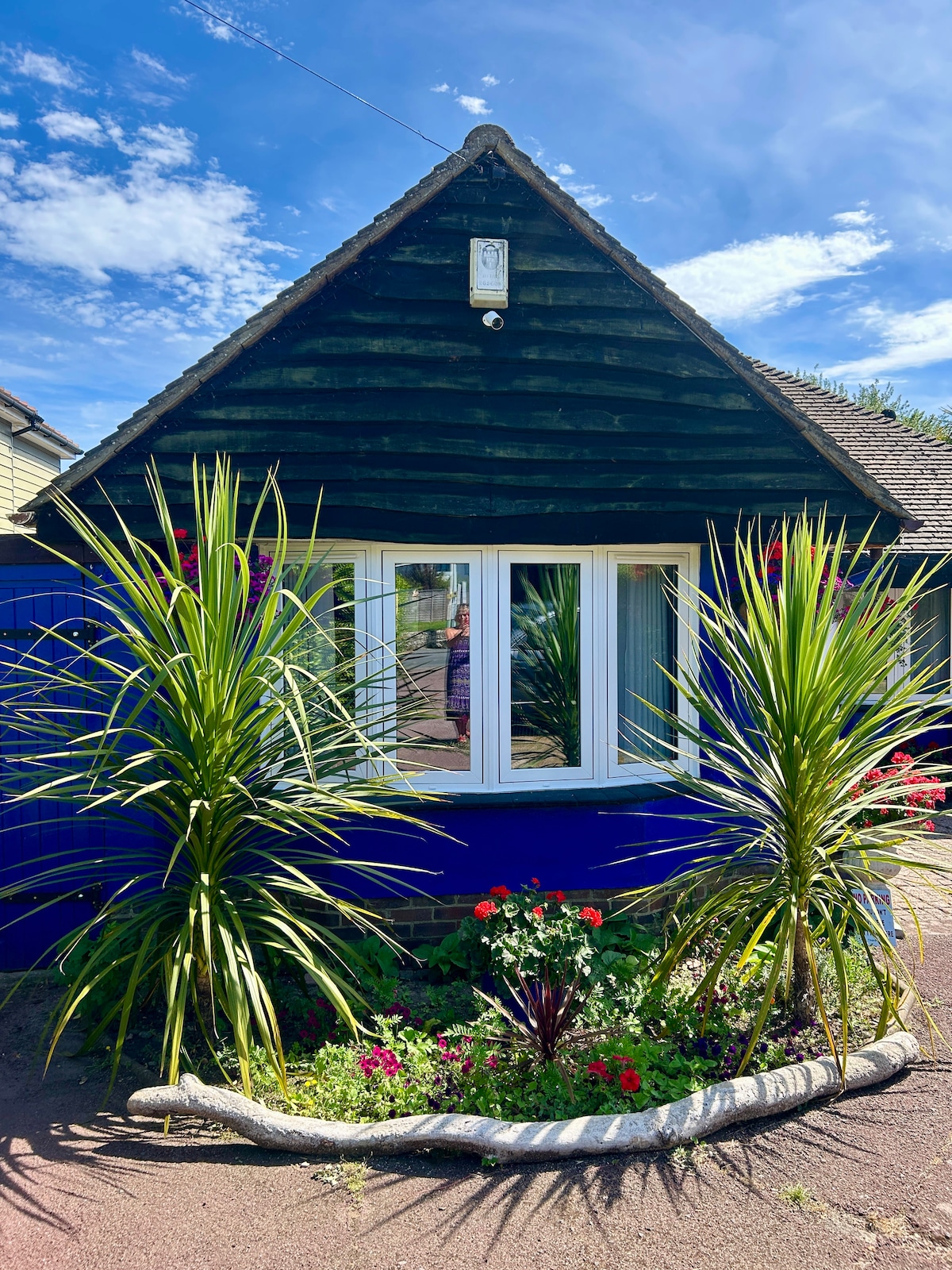Private entrance, king bed & ensuite/parking/pets