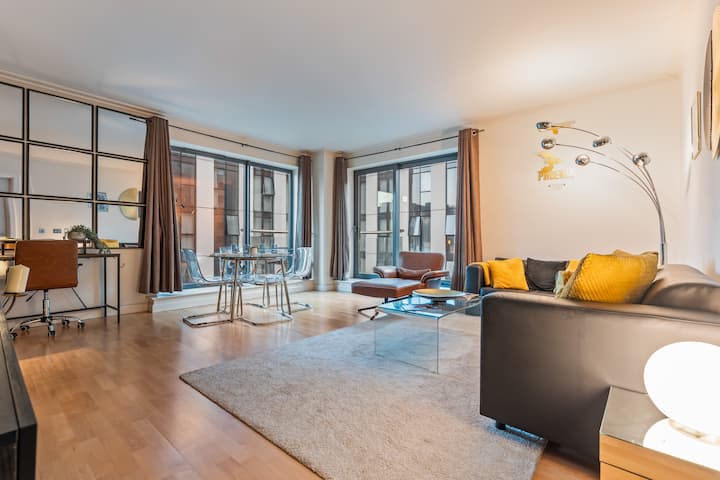 Chic 2 Bed | Free Underground Parking, Sleeps 6 - London