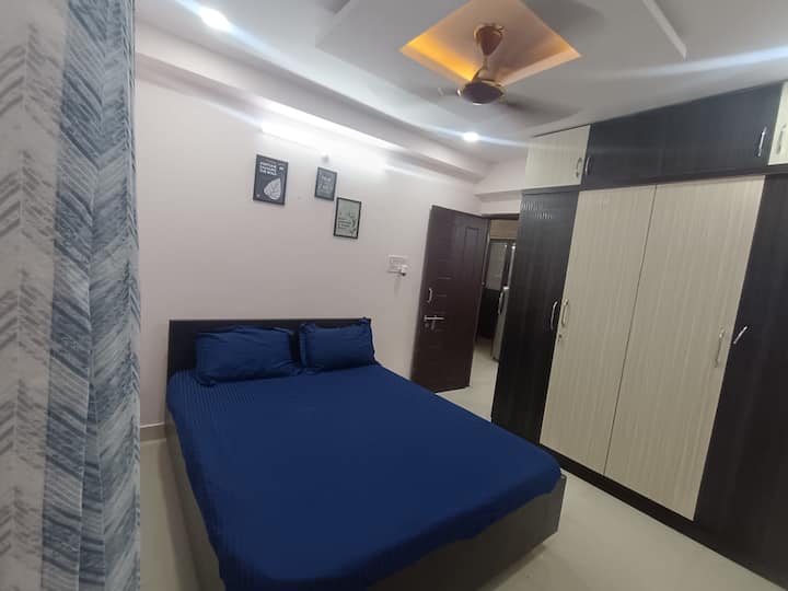 Une deuxième chambre calme et confortable avec un balcon attenant.
