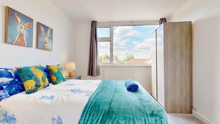 Stylish 4 Bed House With Parking In Erith - Dartford