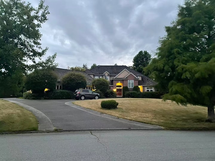 Cozy Master & Connected Nursery | Private Ensuite - White Rock