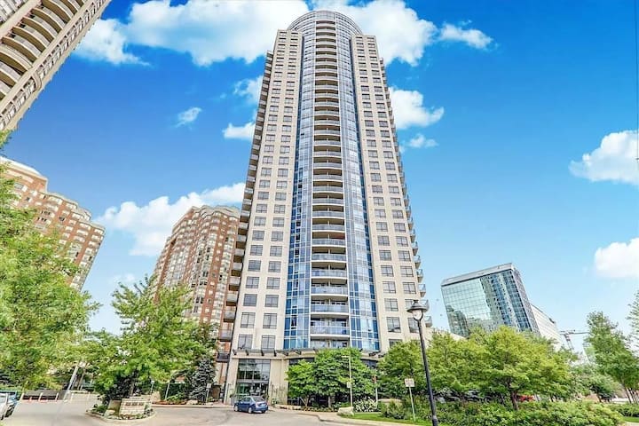 Chic Mississauga Condo With Pool, Gym & City Views - Mississauga