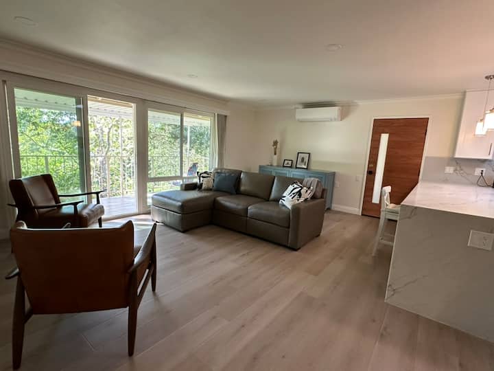 Newly Remodeled Luxury Creekside Retreat
2br/2ba - 미션비에호
