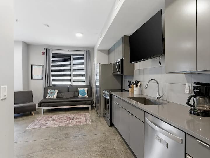 Full kitchen