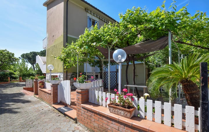 2 Bedroom Nice Apartment In Rosignano Solvay - Cecina