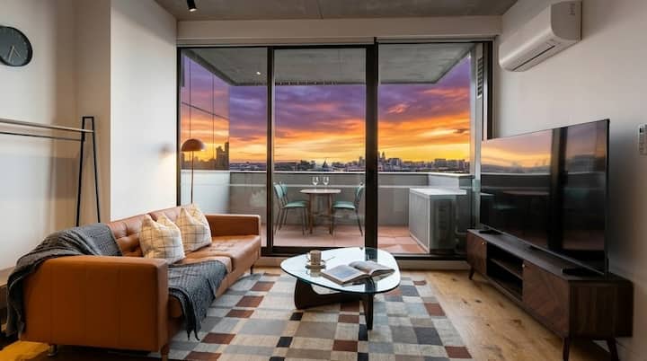Award-winning L Open Views & Free Tram: Chic 2br - Australia
