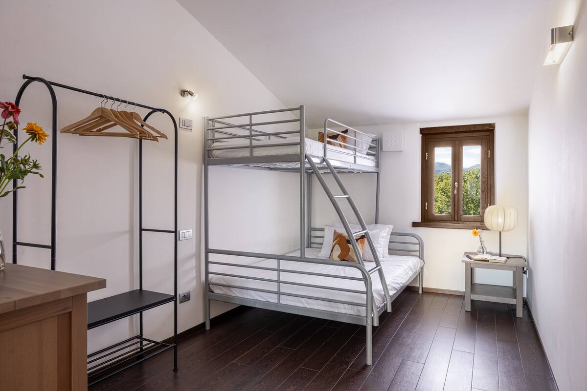 Bedroom 4 at Triano Casale di Lucca with single bed and small double bed
