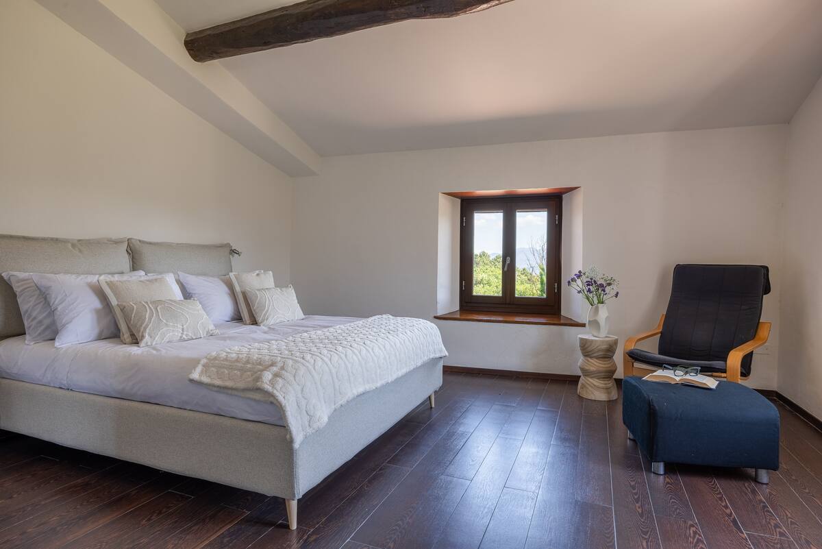 Bedroom 1 at Triano Casale di Lucca with double bed