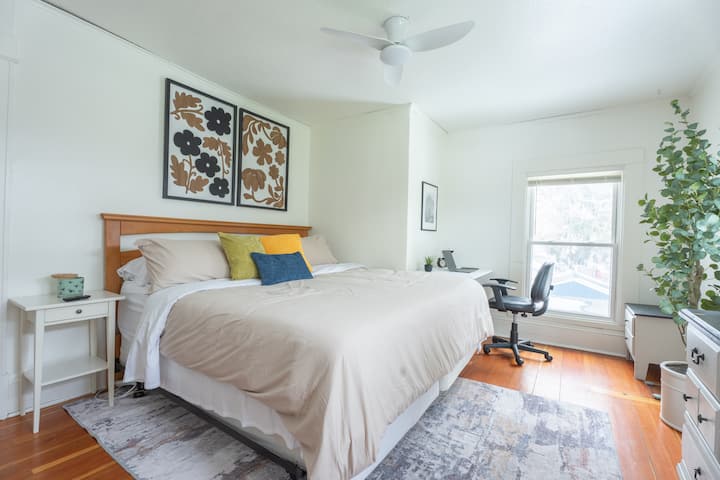 Bright, Cozy, And Central With Parking And Porch - Saint Paul, MN