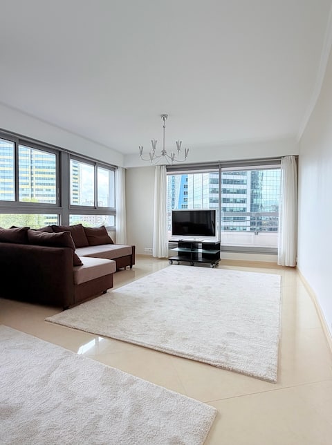 Top Airbnb: Bright 87 sqm 2-bedroom w/ balcony + terrace + pkg in Courbevoie