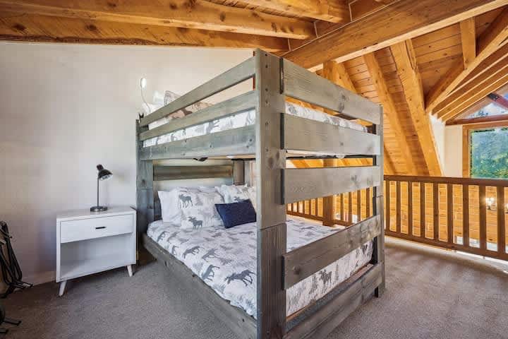 Loft: litera de dos camas matrimoniales.
Nota: está junto al dormitorio principal, no tiene puerta y está abierto a la sala.