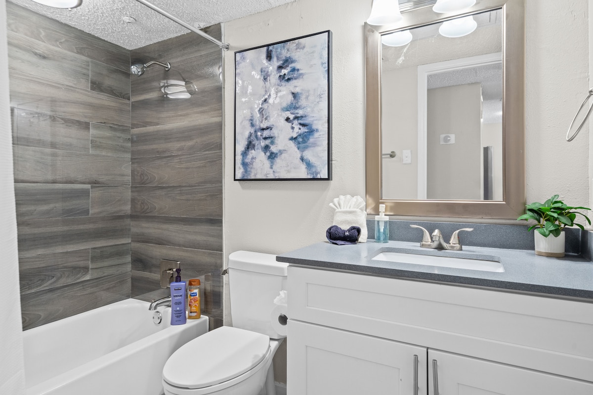 King Suite & Pool | Family Vacation Home