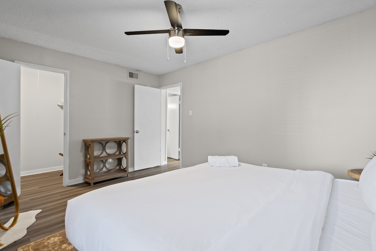 King Suite & Pool | Family Vacation Home