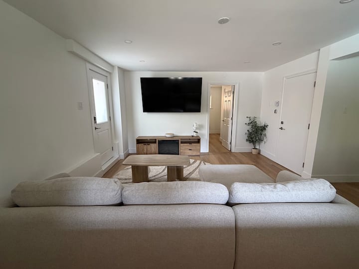 Bright & Cozy Garden-level Suite - Langley