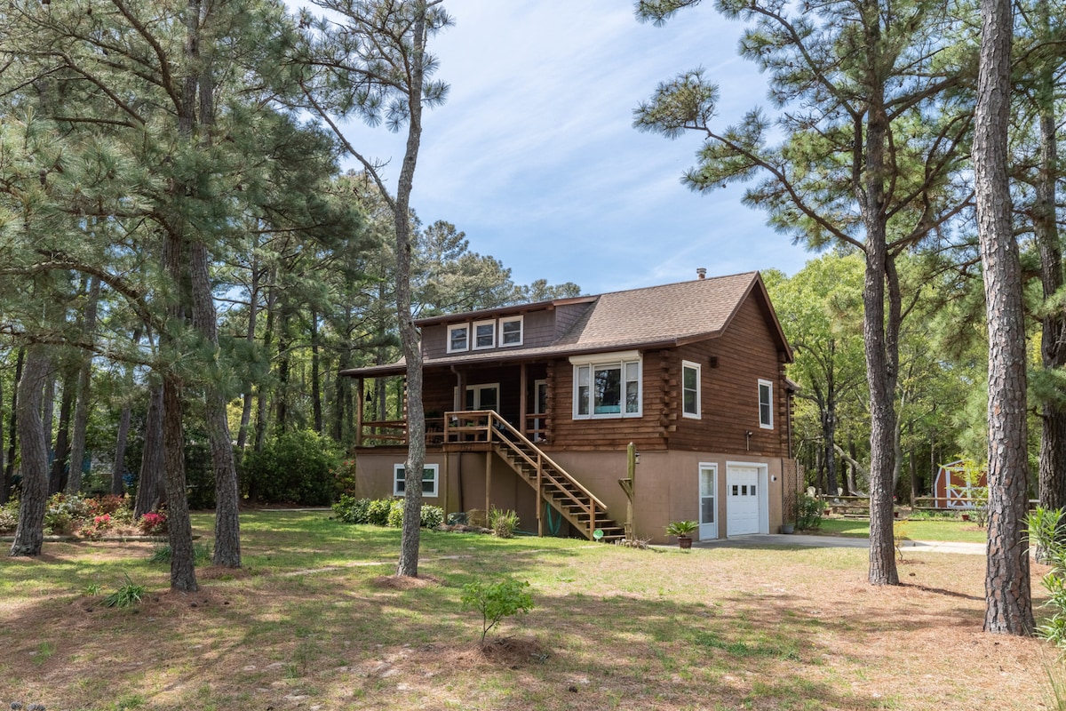 Log Inn 4 Bedroom Home w/ Private Hot Tub!