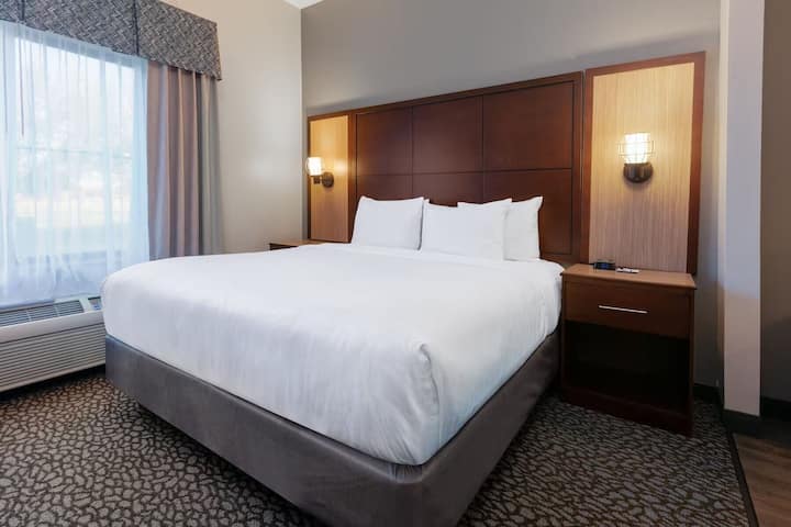 Studio King | Wingate Dfw | Airport Shuttle - Grapevine, TX