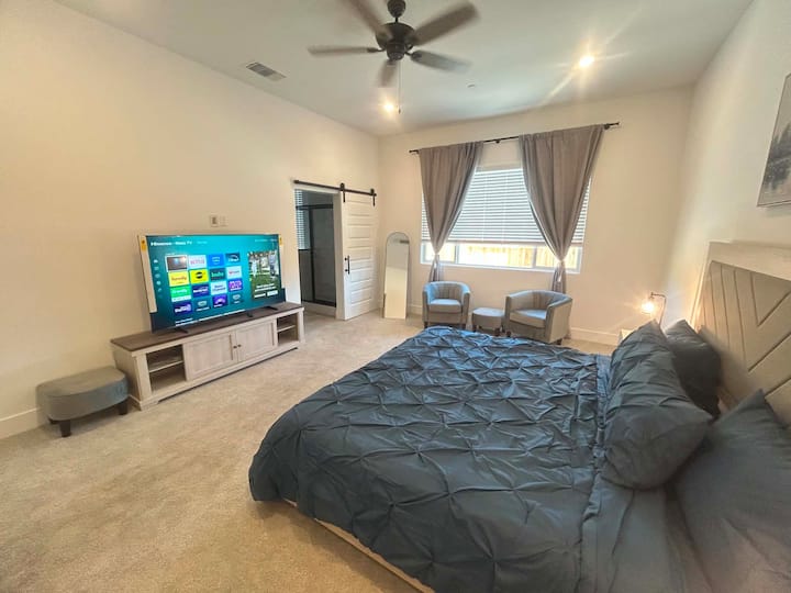 A Spacious 3br Retreat With Big Kitchen + Yard - Bakersfield