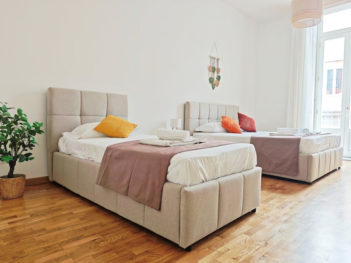 La camera da letto 1 ha un letto matrimoniale da 160x200cm e un letto singolo da 90x200cm