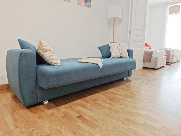 Il divano può divantare un singolo posto letto da 110x190cm. Sarà disponibile come letto solo per prenotazioni di 6 ospiti, dato che essendo in un zona di passaggio non ha privacy. È vietato aprirlo da soli: chiamatemi e lo faccio io!